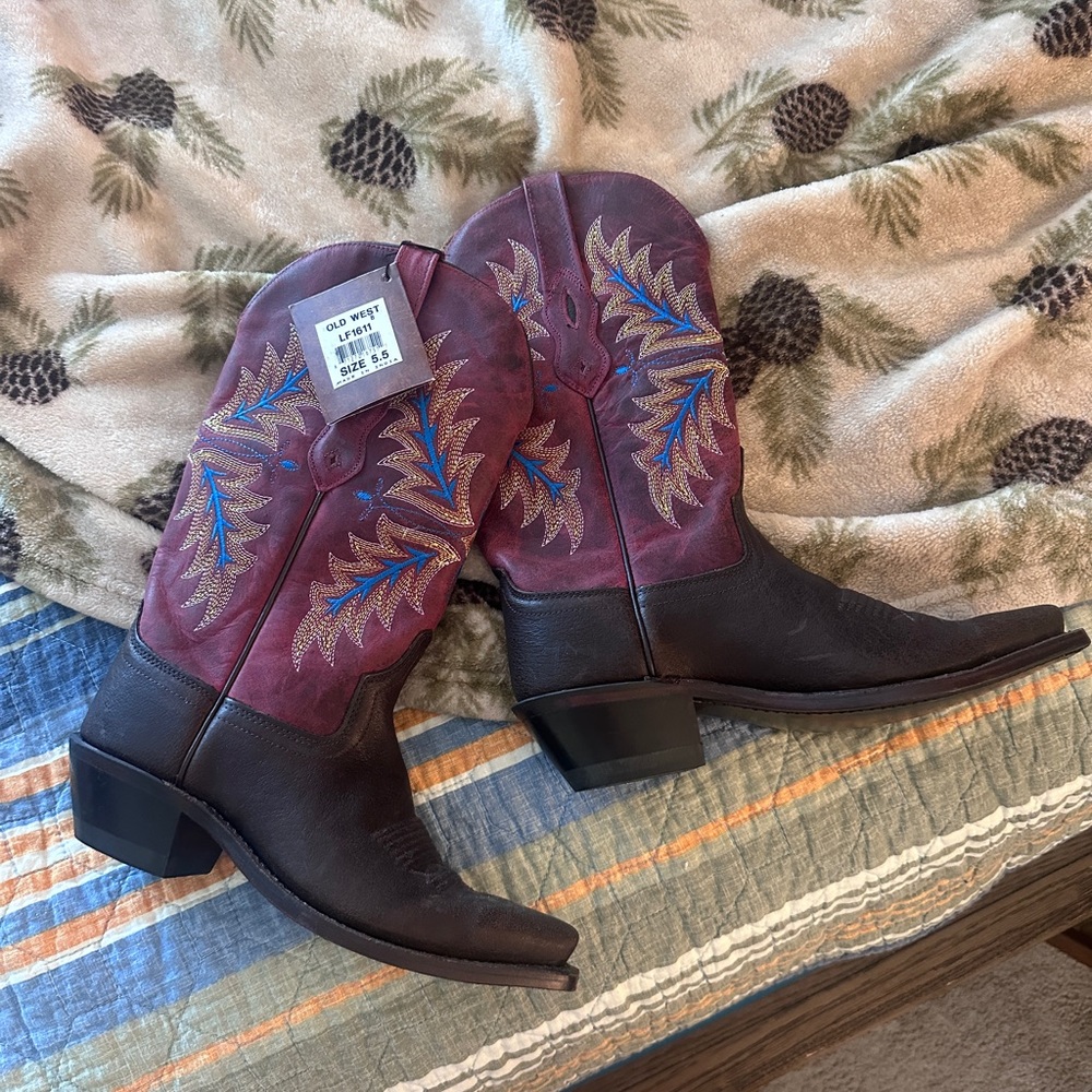 NWT Old Weat boots